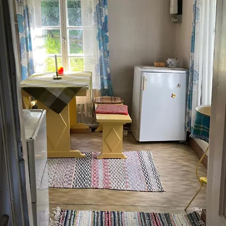 Vaatimaton Mummonmoekki, No Running Water Or Sauna